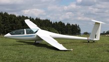 Segelflugzeug Bild zeigt Segelflugzeug auf einer Wiese