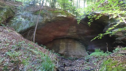 Auswaschungen im Stubensandstein (Grotten) sind typisch für das Naturschutzgebiet Steinhäusle