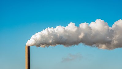 Rauch und Dampf aus einem Fabrikschornstein