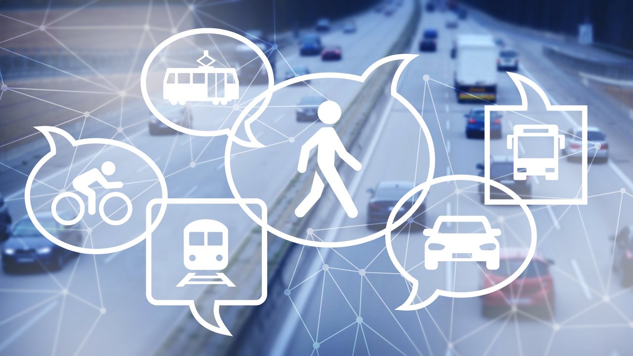 Verschieden große Sprechblasen mit Autos, Bussen, Zügen, Fahrrädern, Menschen, über einer befahrenen Straße