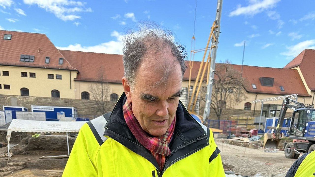 Dr. Andreas Thiel vom LAD mit dem der Steinfigur