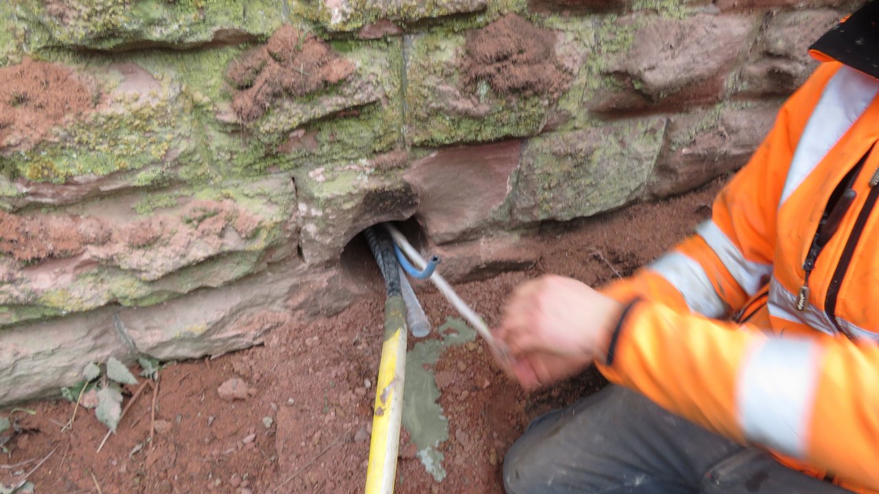 Verpressen der Bohrlöcher mit Zementsuspension