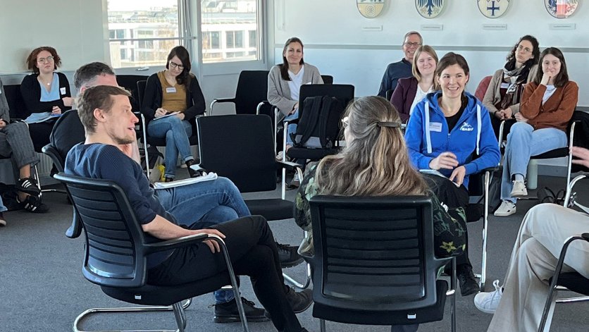 Bild zeigt Diskussion bei der Fachtagung "Freiflächen-Photovoltaik" im Regierungspräsidium Stuttgart am 25.02.2026