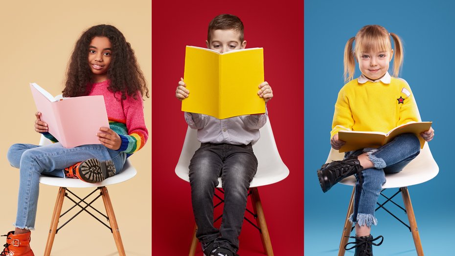 Bild zeigt lesende Kinder in einer Reihe Bild zeigt lesende Kinder in einer Reihe