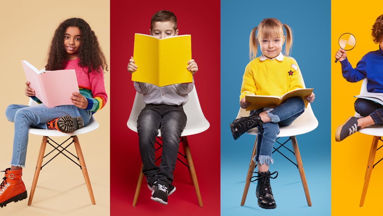 Bild zeigt lesende Kinder in einer Reihe