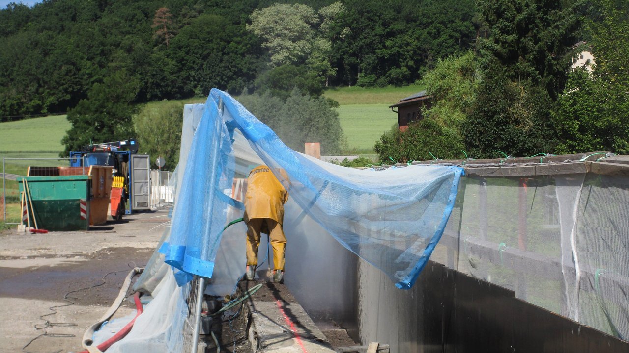 An den Kappen wurde mit einem Höchstdruckwasserstrahl gearbeitet