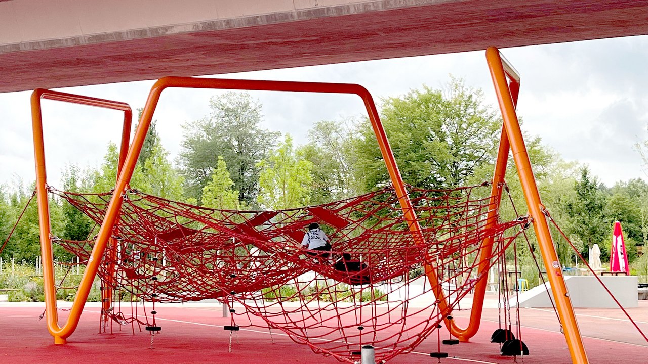 Bild zeigt Spielgerät auf dem Gelände unter einer Brücke