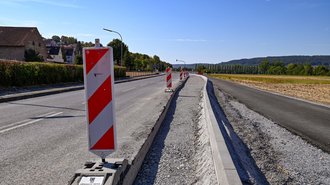 Erste Spuren deutlich erkennbar: Im Zuge der Baumaßnahme wird der Streckenabschnitt verbreitert, um den Verkehrsfluss zu verbessern. 