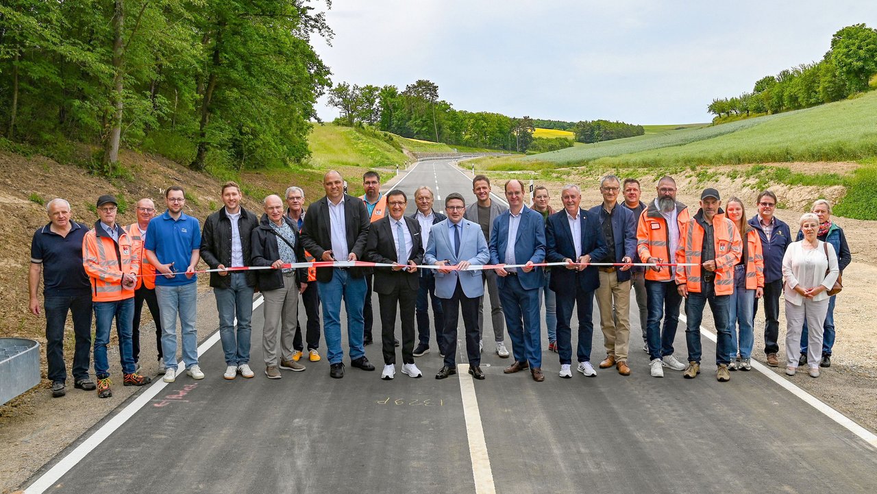 Große Freude bei allen Beteiligten: Gemeinsam mit Vertretern der Landes- und Kommunalpolitik sowie den Projektbeteiligten und Mitarbeitern des Amtes für Straßen- rund Radwegebau hat Landrat Christoph Schauder die erneuerte Kreisstraße K 2800 zwischen Zimmern und Messelhausen für den Verkehr freigegeben. 