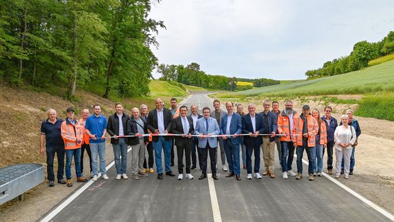 Große Freude bei allen Beteiligten: Gemeinsam mit Vertretern der Landes- und Kommunalpolitik sowie den Projektbeteiligten und Mitarbeitern des Amtes für Straßen- rund Radwegebau hat Landrat Christoph Schauder die erneuerte Kreisstraße K 2800 zwischen Zimmern und Messelhausen für den Verkehr freigegeben. 