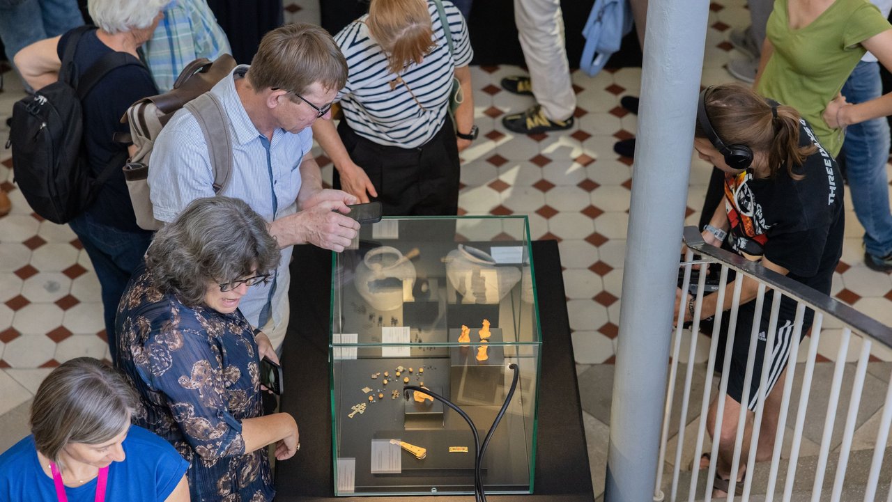 Bild zeigt Fundpräsentation im Foyer des Landesamts für Denkmalpflege in Esslingen