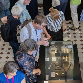 Bild zeigt Fundpräsentation im Foyer des Landesamts für Denkmalpflege in Esslingen