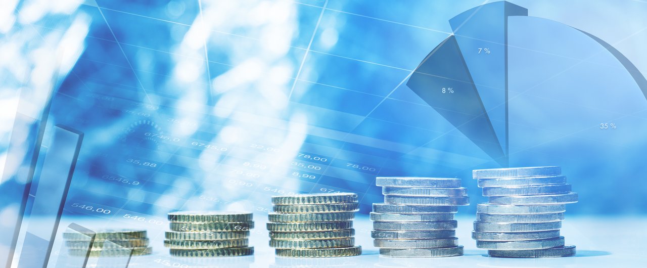 Haushalt und Finanzen ein Geldstapel mit blauem Hintergrund