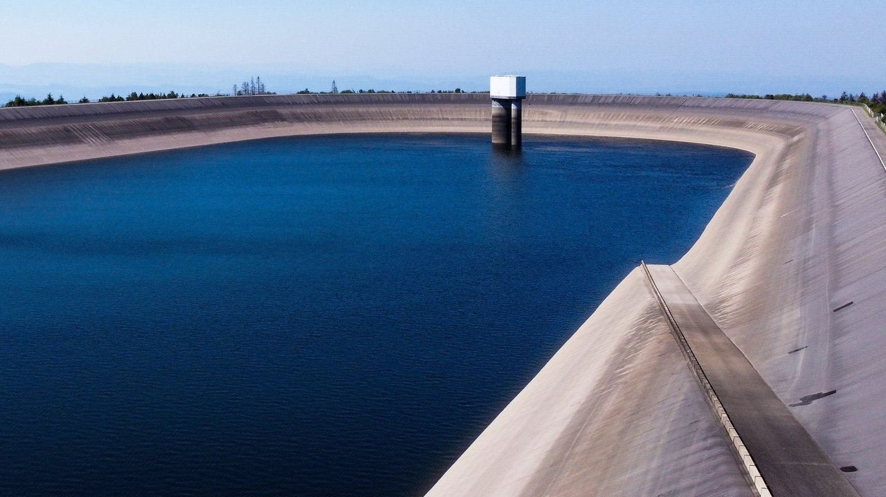 Auf dem Bild zu sehen ist das Wasserrückhaltebecken bei Hornberg im Schwarzwald