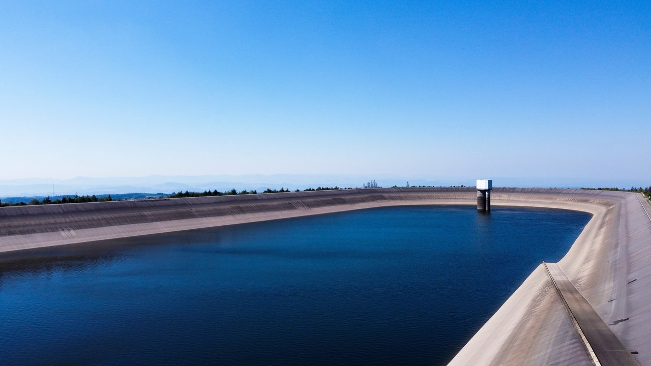 Auf dem Bild zu sehen ist das Wasserrückhaltebecken bei Hornberg im Schwarzwald