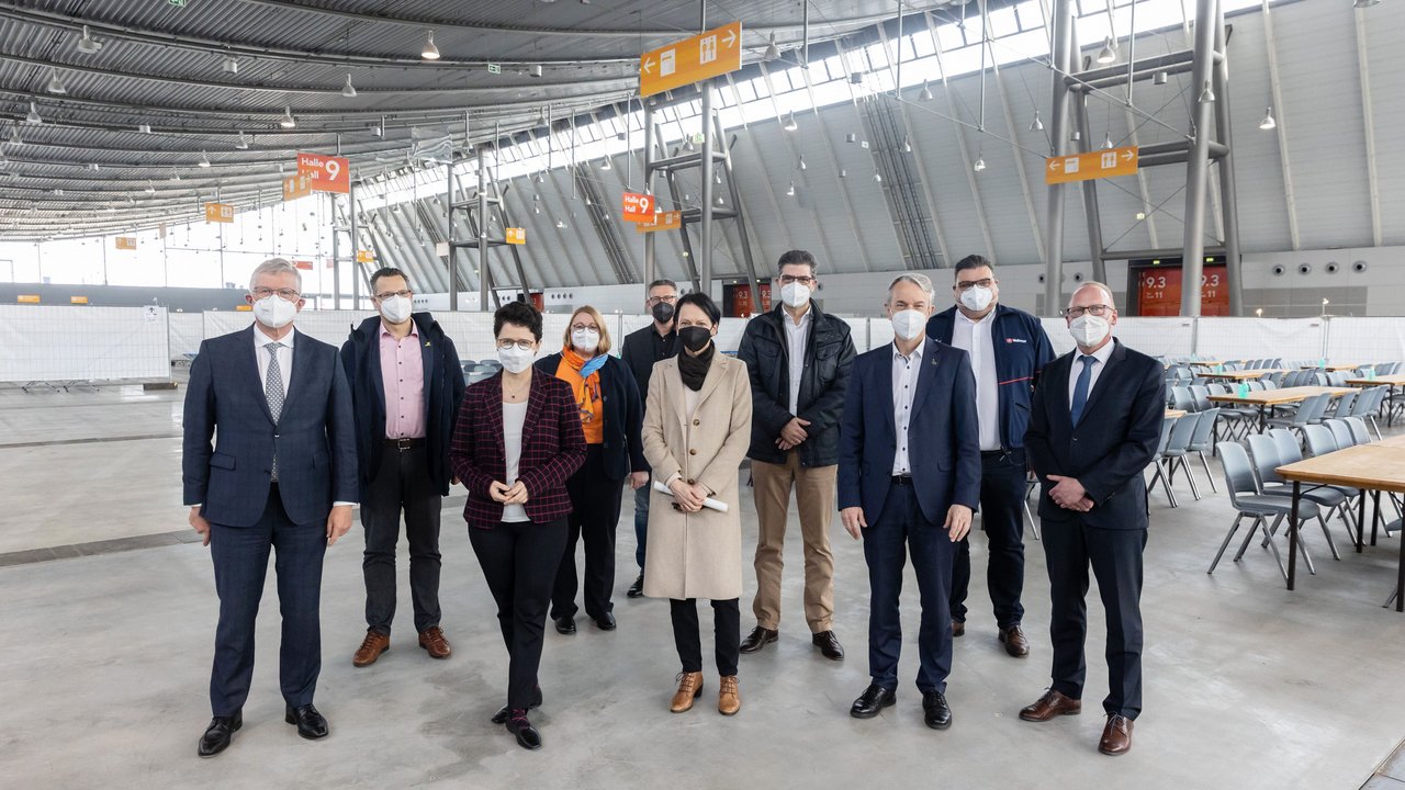 Gruppenbild Regierungspräsidentin Bay und Migrationsministerin Gentges machen sich ein Bild vom neuen Ankunftszentrum des Landes auf der Messe Stuttgart
