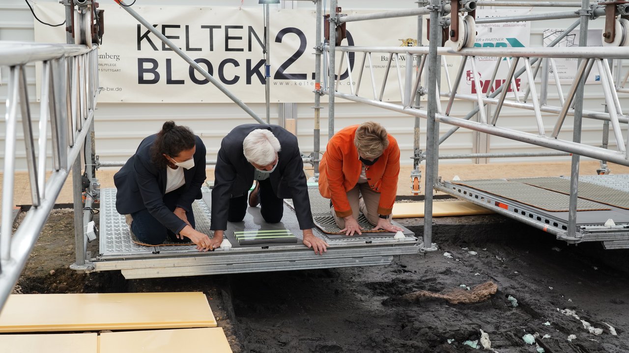 v.l.n.r. Dipl.-Restauratorin Nicole Ebinger (LAD), Regierungspräsident Wolfgang Reimer, Ministerin Nicole Razavi