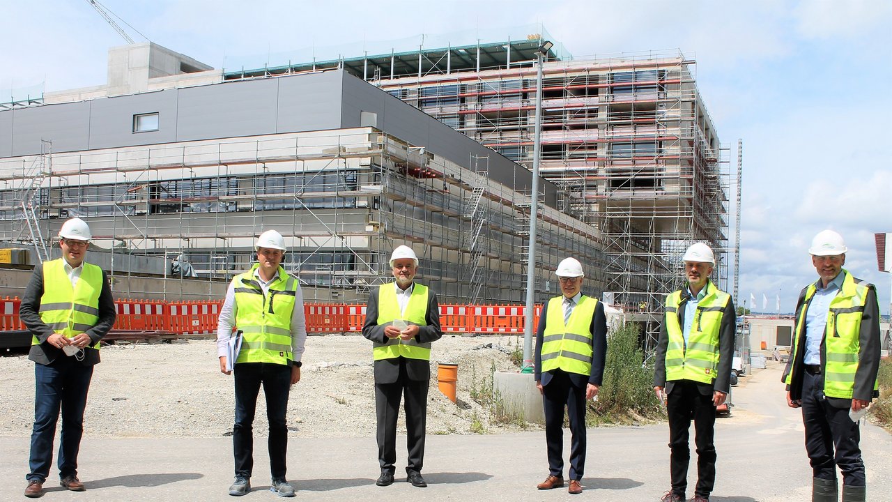 Bild zeigt die Teilnehmer des Rundgangs über die Baustelle des Neubaus der Klinik am Eichert 