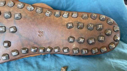 Bild zeigt Nachbildung eines römischen Soldatenstiefels (lateinisch: caliga) und Schuhnägel aus dem Fundmaterial der Ausgrabungen von Schramberg-Waldmössingen