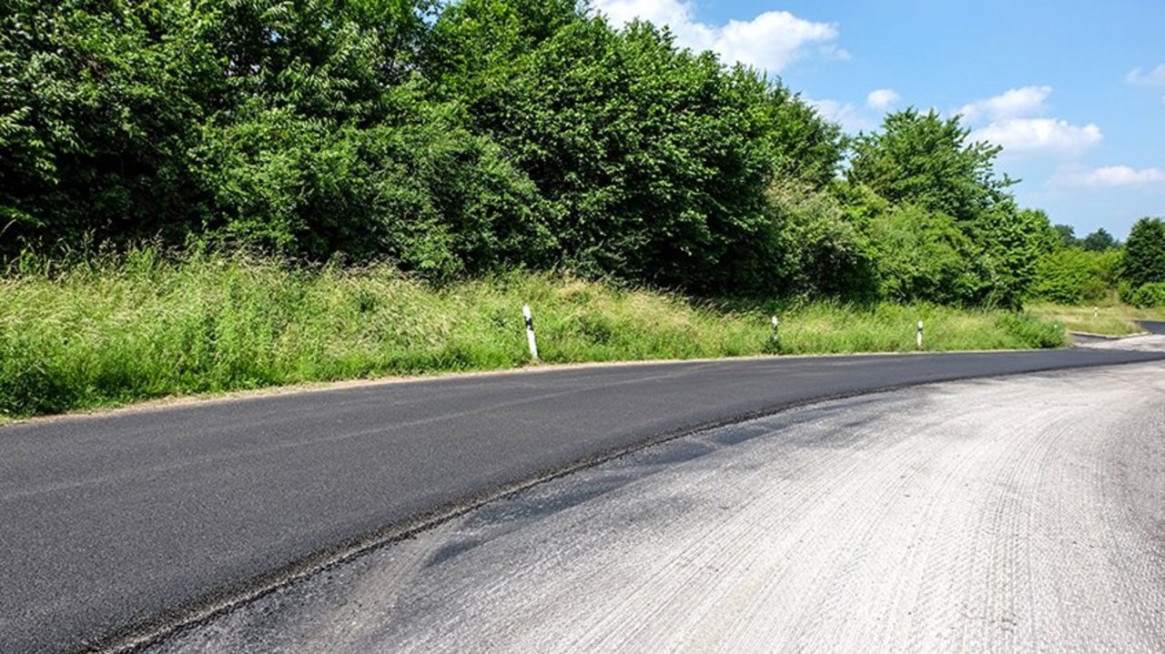 Straße erhält eine neue Decke aus Asphalt