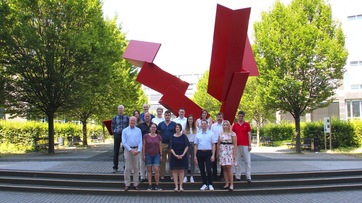 Mitarbeitende im Innenhof des RPS in Vaihingen (Sommer 2019)
