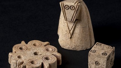 Schachfigur, Spielstein und Würfel des 11./12. Jahrhunderts. Funde der archäologischen Grabung 2022 am Burgstein (Deutschland, Landkreis Reutlingen