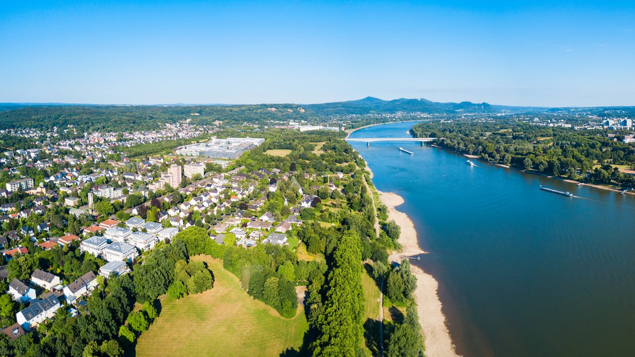 Bild zeigt eine Stadt am Fluss