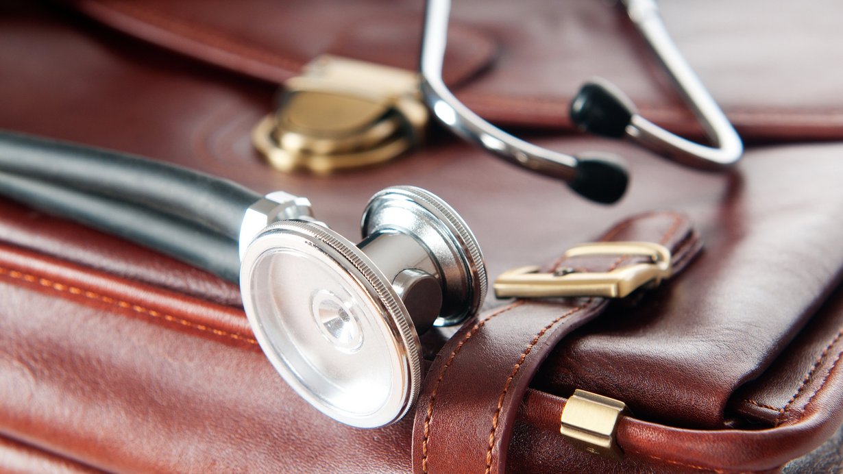 Bild zeigt Arztkoffer mit Stethoskop