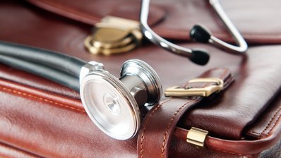 Bild zeigt Arztkoffer mit Stethoskop