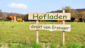 Hinweisschild auf einen Hofladen Hinweisschild auf einen Hofladen