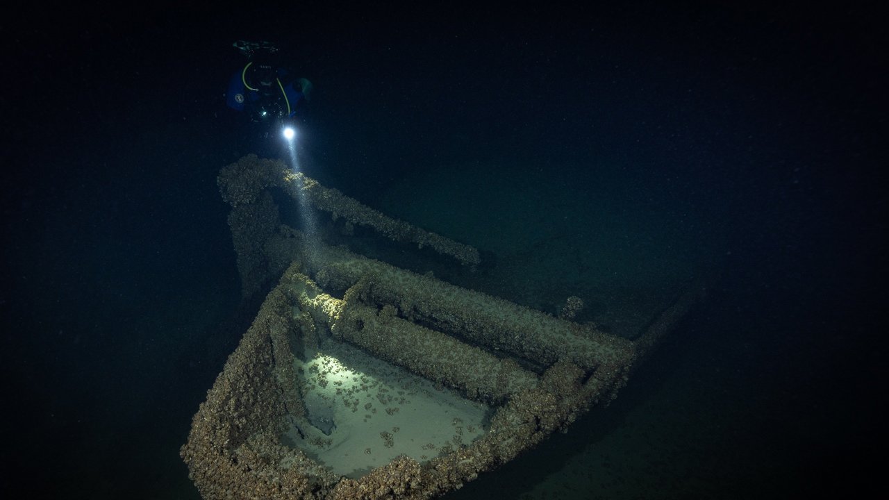 Bild zeigt Taucher an einem Wrack im Bodensee