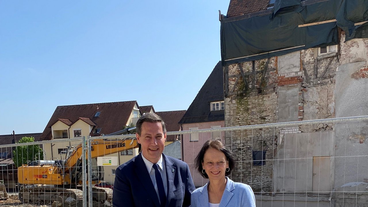 Frau RP'in Bay und Herr Oberbürgermeister Dieter Henle bei der Bescheidübergabe