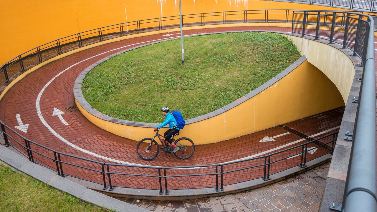 Mountaibiker auf einer Fahrradautobahn in Südtirol, Italien