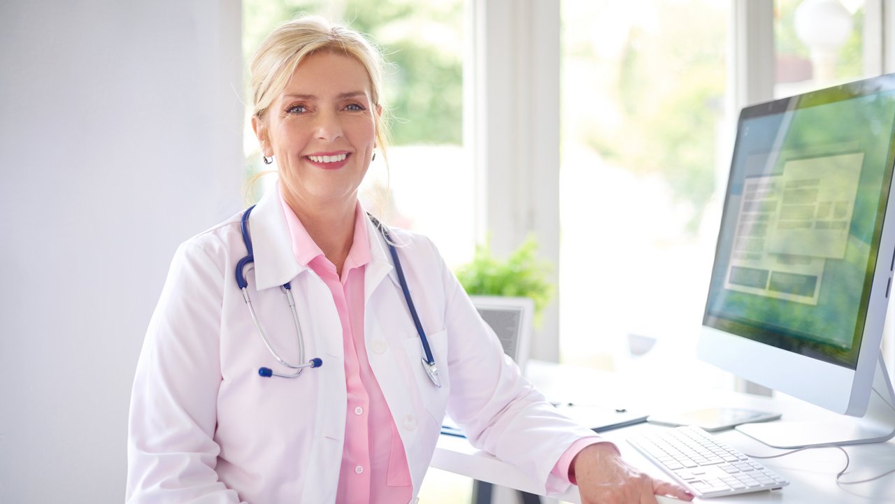 Bild zeigt eine Ärztin vor dem Bildschirm