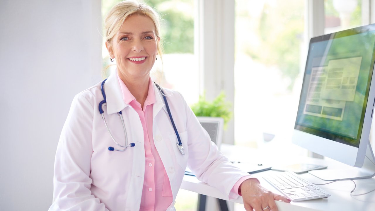 Bild zeigt eine Ärztin vor dem Bildschirm