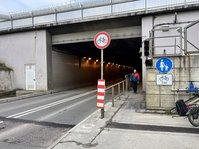 Bild zeigt den Flughafentunnel mit Radweg