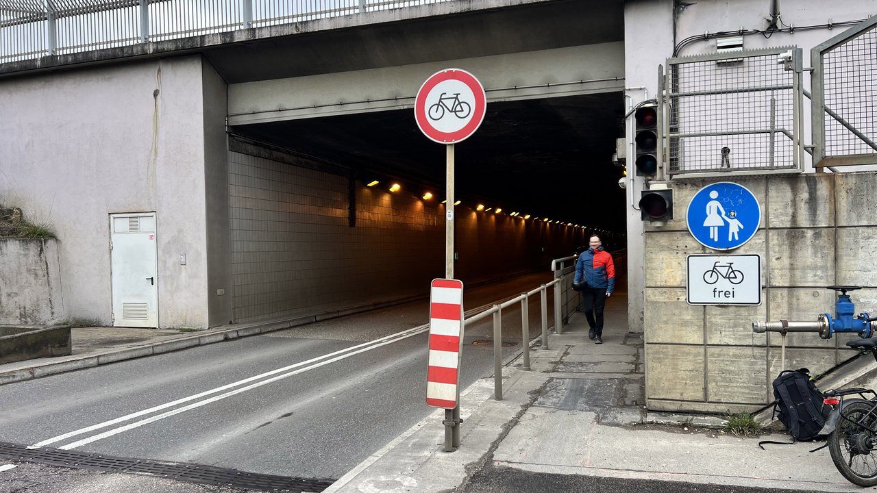 Bild zeigt den Flughafentunnel mit Radweg
