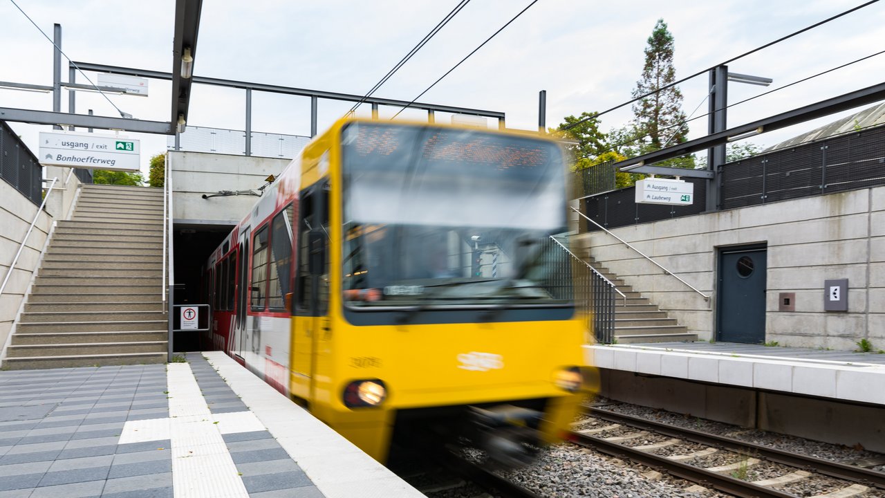 Bild zeigt U-Bahn-Fahrzeug der Stuttgarter Straßenbahnen AG, das in eine Station einfährt