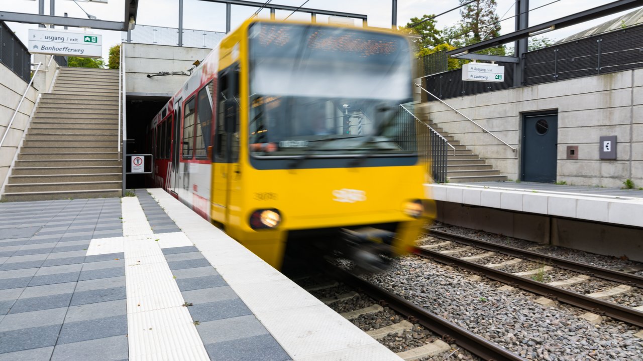 Bild zeigt U-Bahn-Fahrzeug der Stuttgarter Straßenbahnen AG, das in eine Station einfährt