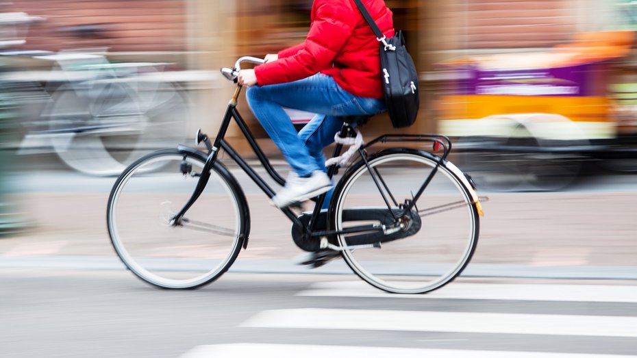 Bild zeigt einen Fahrradfahrer auf der Straße