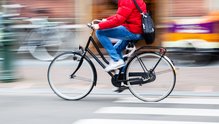 Bild zeigt einen Fahrradfahrer auf der Straße Bild zeigt einen Fahrradfahrer auf der Straße