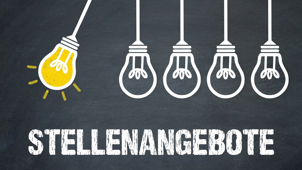 Bild zeigt Schriftzug "Stellenangebote" auf einer Schultafel