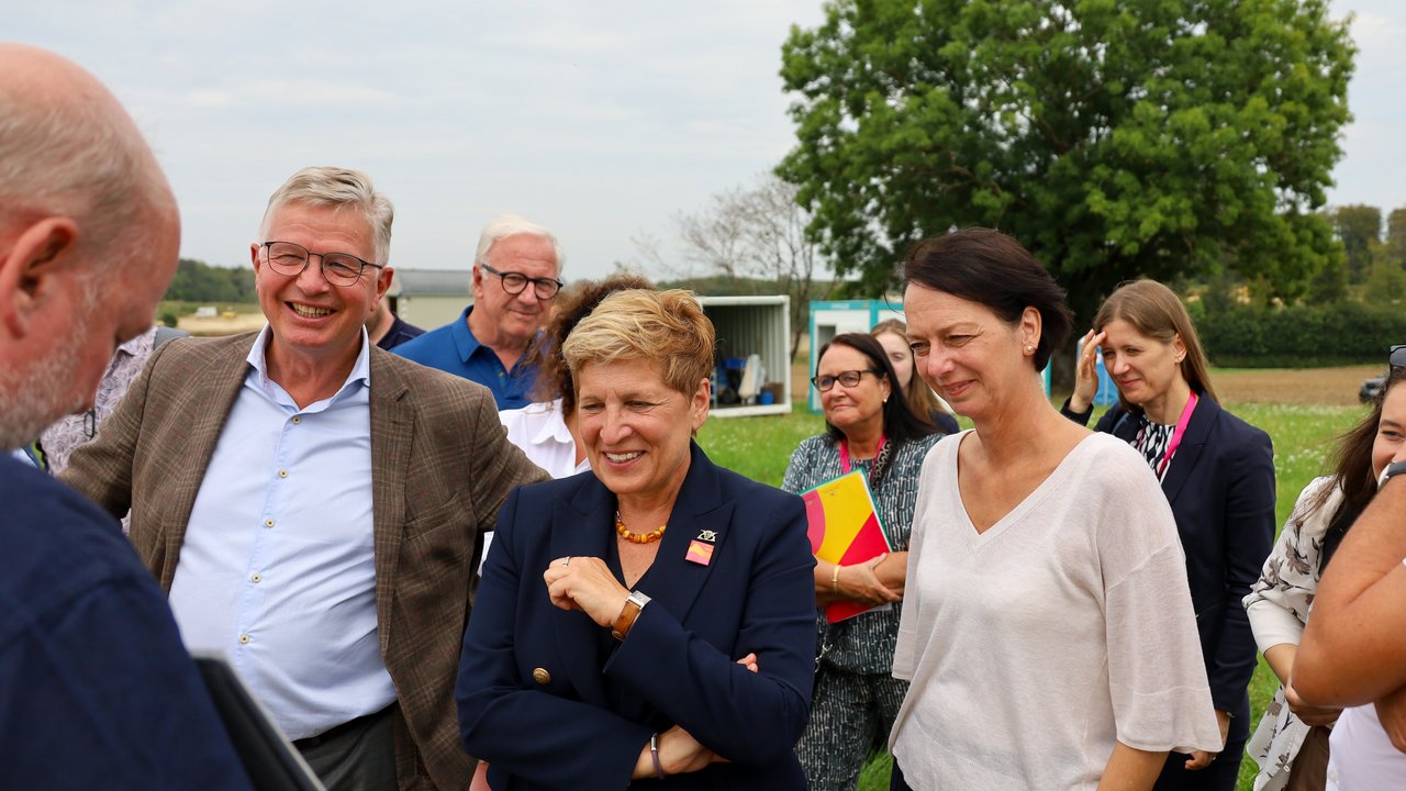 Regierungspräsidentin Bay (vorne rechts) bei ihrem Besuch des Stuttgarter Fernsehturms, mit der Ministerin für Landesentwicklung und Wohnen, Nicole Razavi (Mitte) Regierungspräsidentin Bay (vorne rechts) bei ihrem Besuch des Stuttgarter Fernsehturms, mit der Ministerin für Landesentwicklung und Wohnen, Nicole Razavi (Mitte)