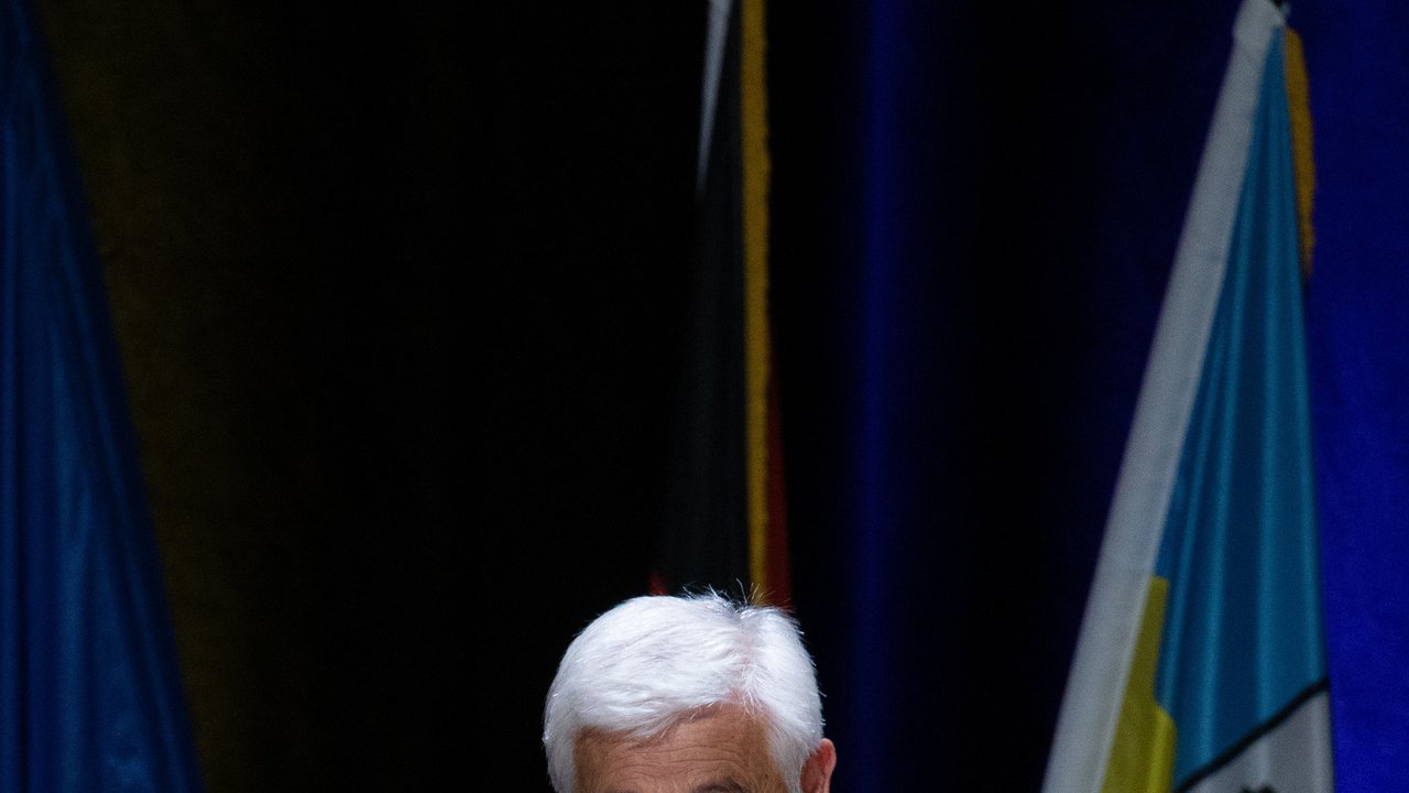 Regierungspräsident Wolfgang Reimer spricht auf der feierlichen Amtseinsetzung des neuen Oberbürgermeisters von Backnang