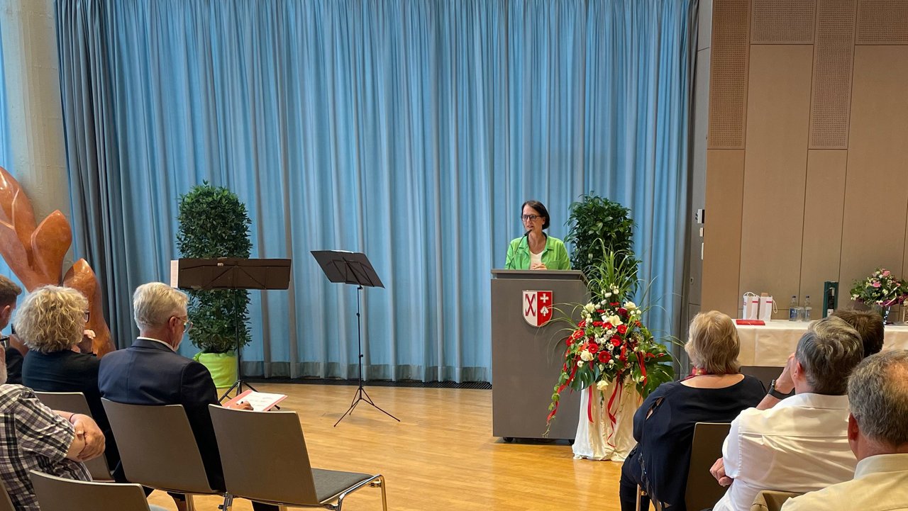 Vor vollem Haus würdigte Regierungspräsidentin Susanne Bay in ihrer Rede das Engagement von Oberbürgermeister Michael Makurath in drei Amtszeiten – und wünschte ihm viel Erfolg für seine vierte Amtszeit