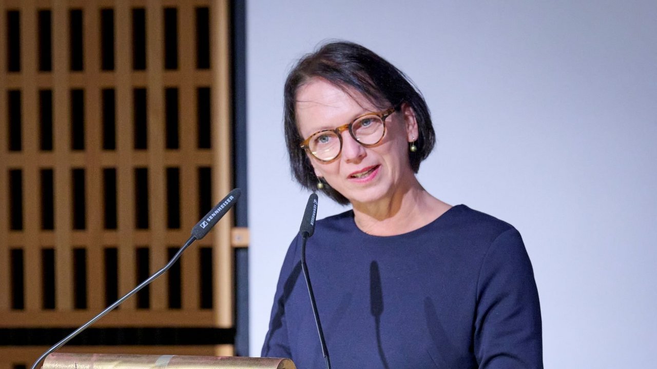 Regierungspräsidentin Bay spricht an einem Rednerpult