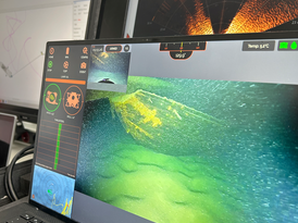 ROV-Liveaufnahmen des Lastsegelschiffs am Bildschirm an Bord der MS Kormoran des ISF der LUBW 