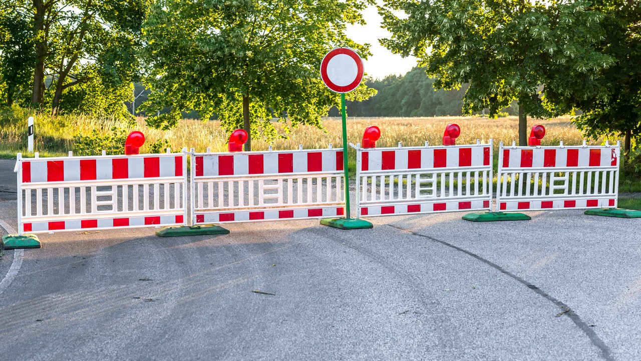 Bild zeigt eine Straßensperrung