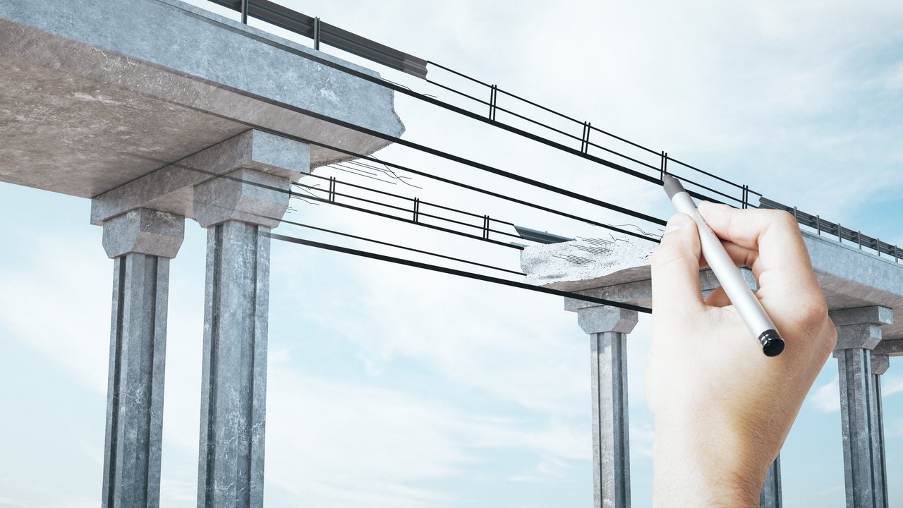 Hand zeichnet den Mittelteil einer Brücke