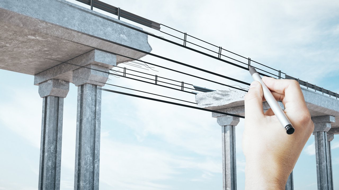 Hand zeichnet den Mittelteil einer Brücke